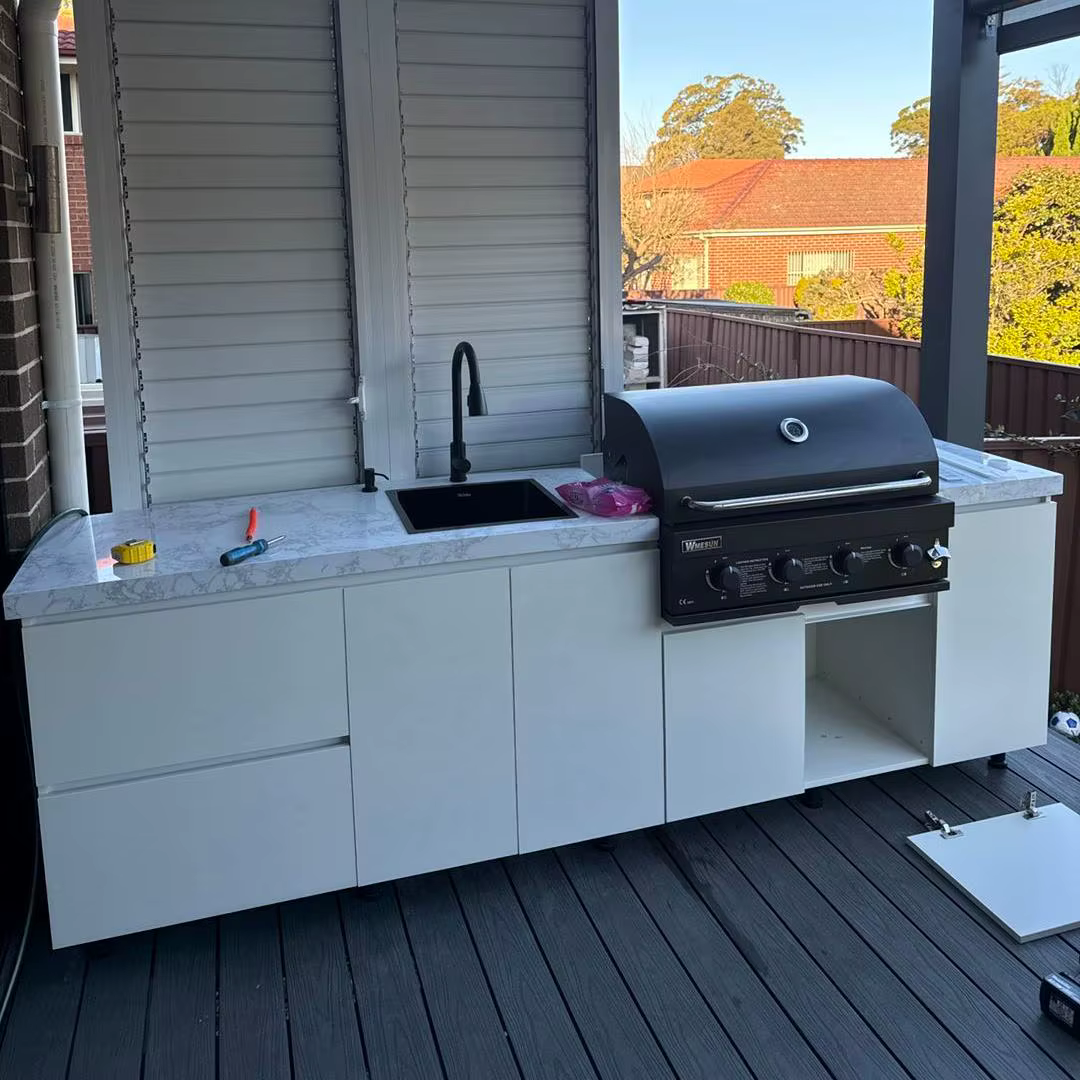 Cuisine extérieure moderne avec barbecue, évier, porte en PVC, four à pizza, petit réfrigérateur, ar