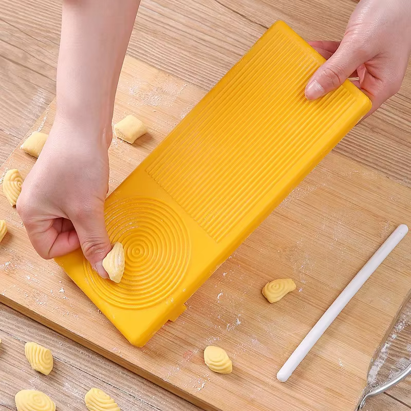 Ensemble multifonctionnel pour la fabrication de pâtes avec rouleau à pâtes, coupe-nouilles et moule