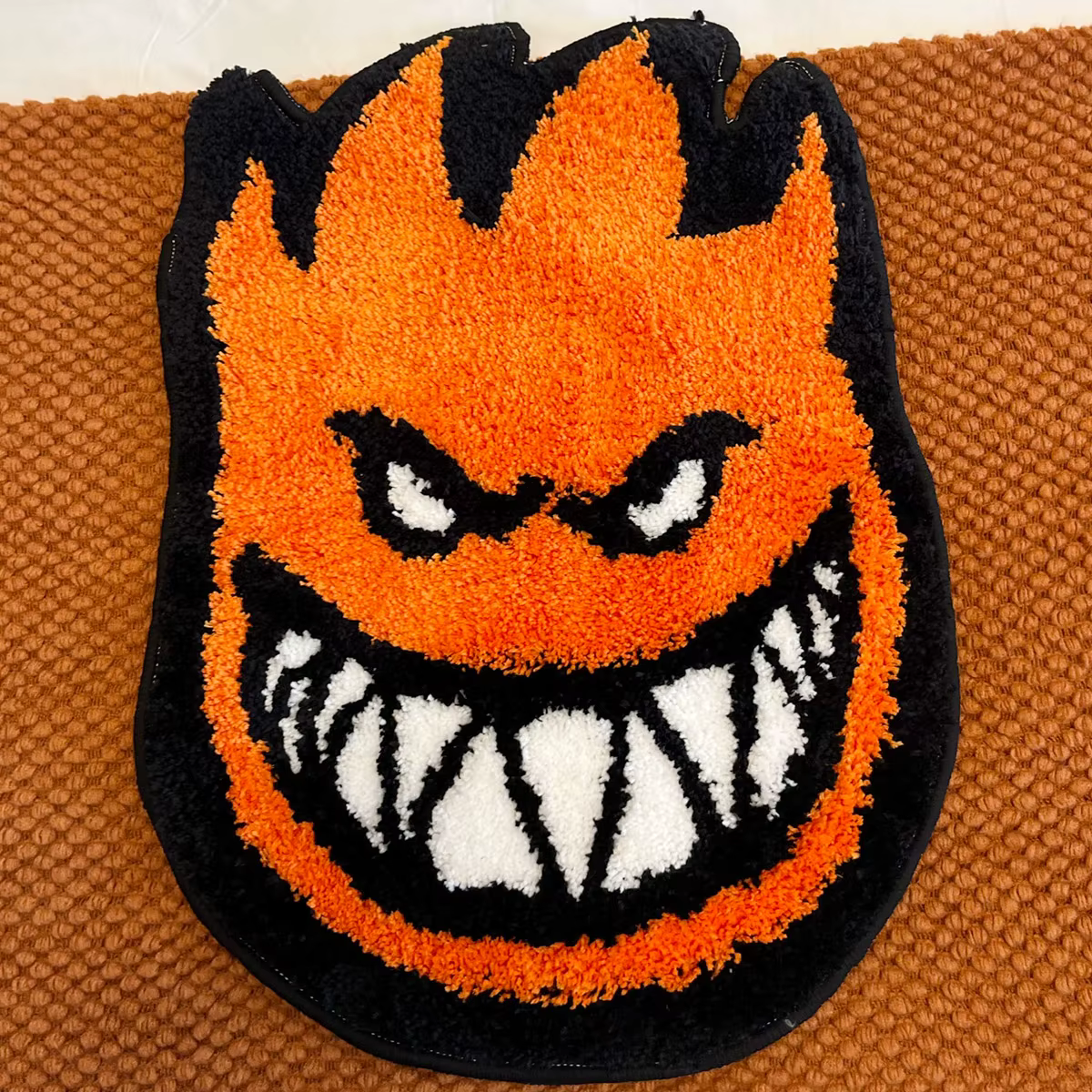 Tapis touffeté Spitfire Bighead Flame, tapis de sol antidérapant doux et moelleux en forme de visage