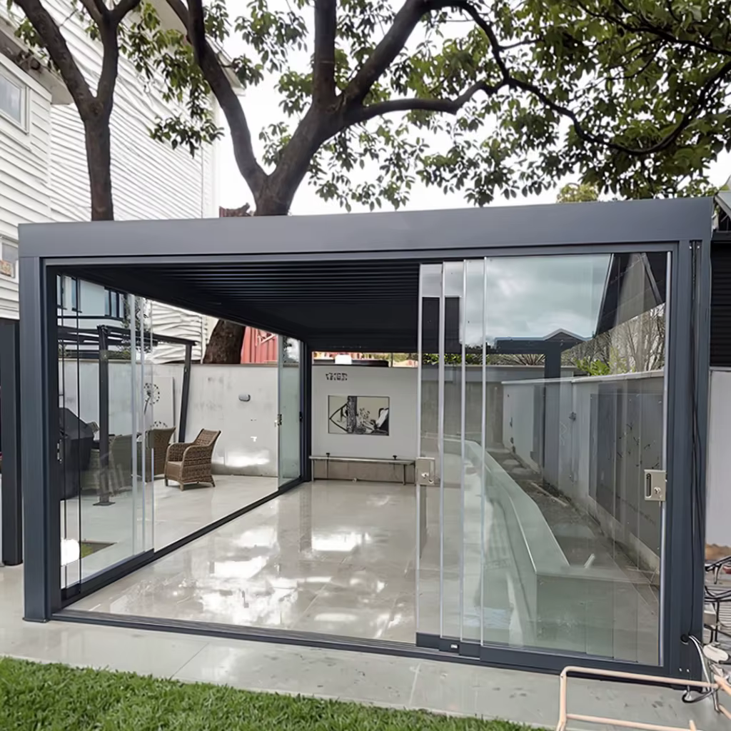 Pergola imperméable bioclimatique extérieure en métal et aluminium, porte coulissante moderne en ver