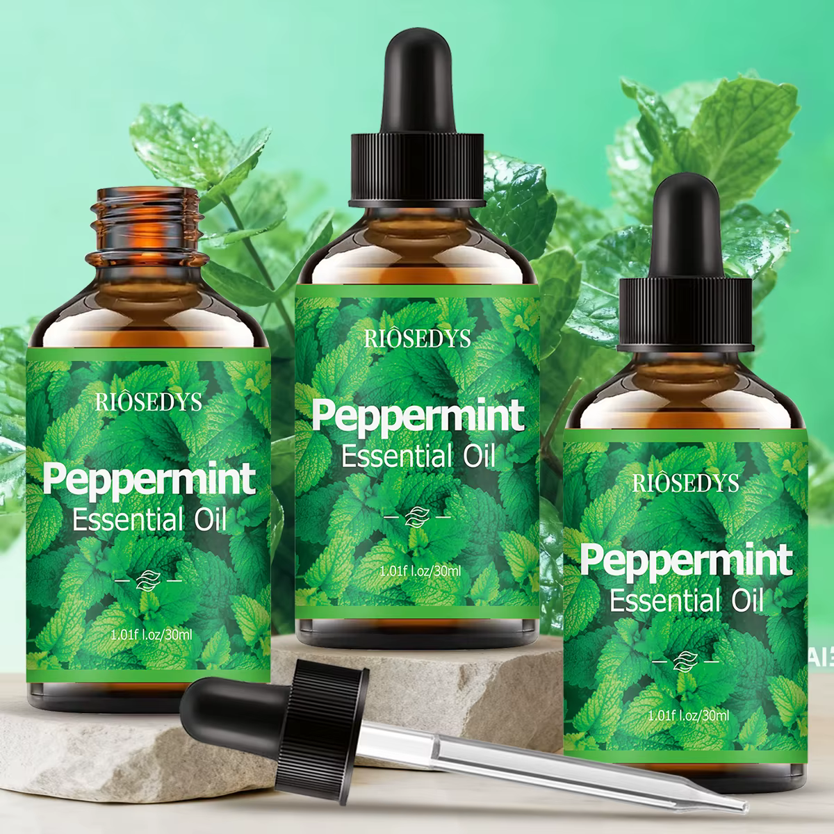 L'huile essentielle de menthe poivrée, avec son parfum de plantes, convient à la diffusion d'aromathérapie et au massage corporel et nourrit également les cheveux