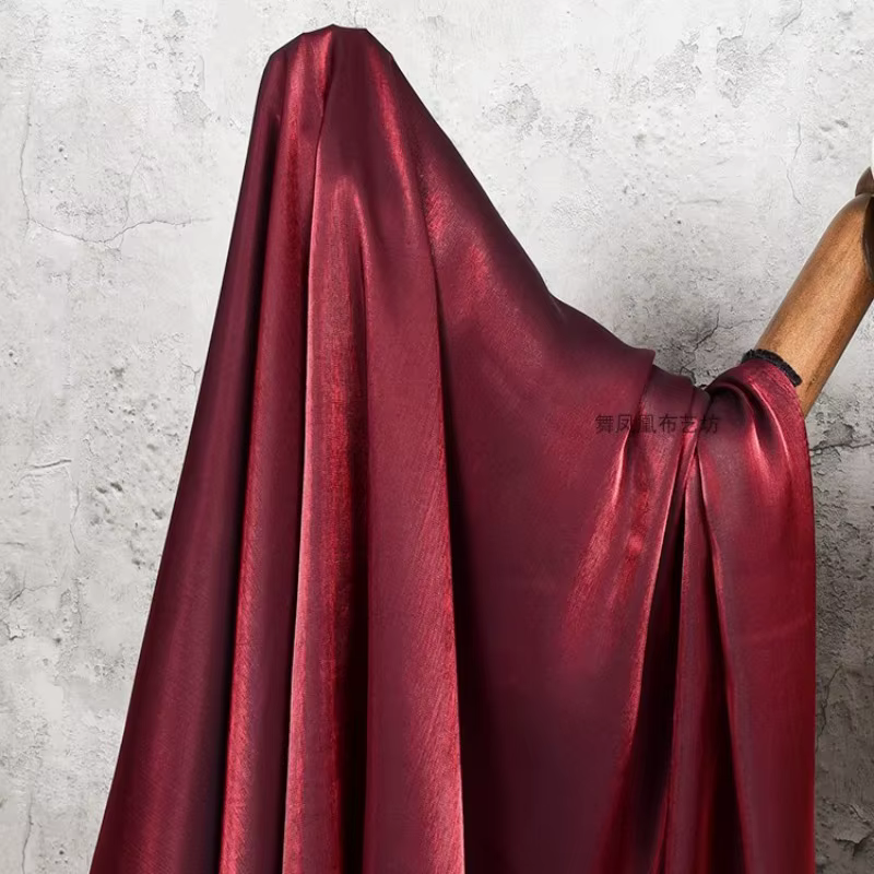 Bordeaux, satin de coton en soie glacée bicolore qui change de couleur