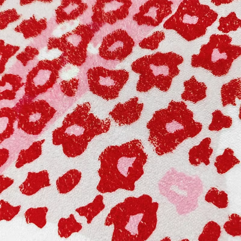 Tapis rose à motif léopard