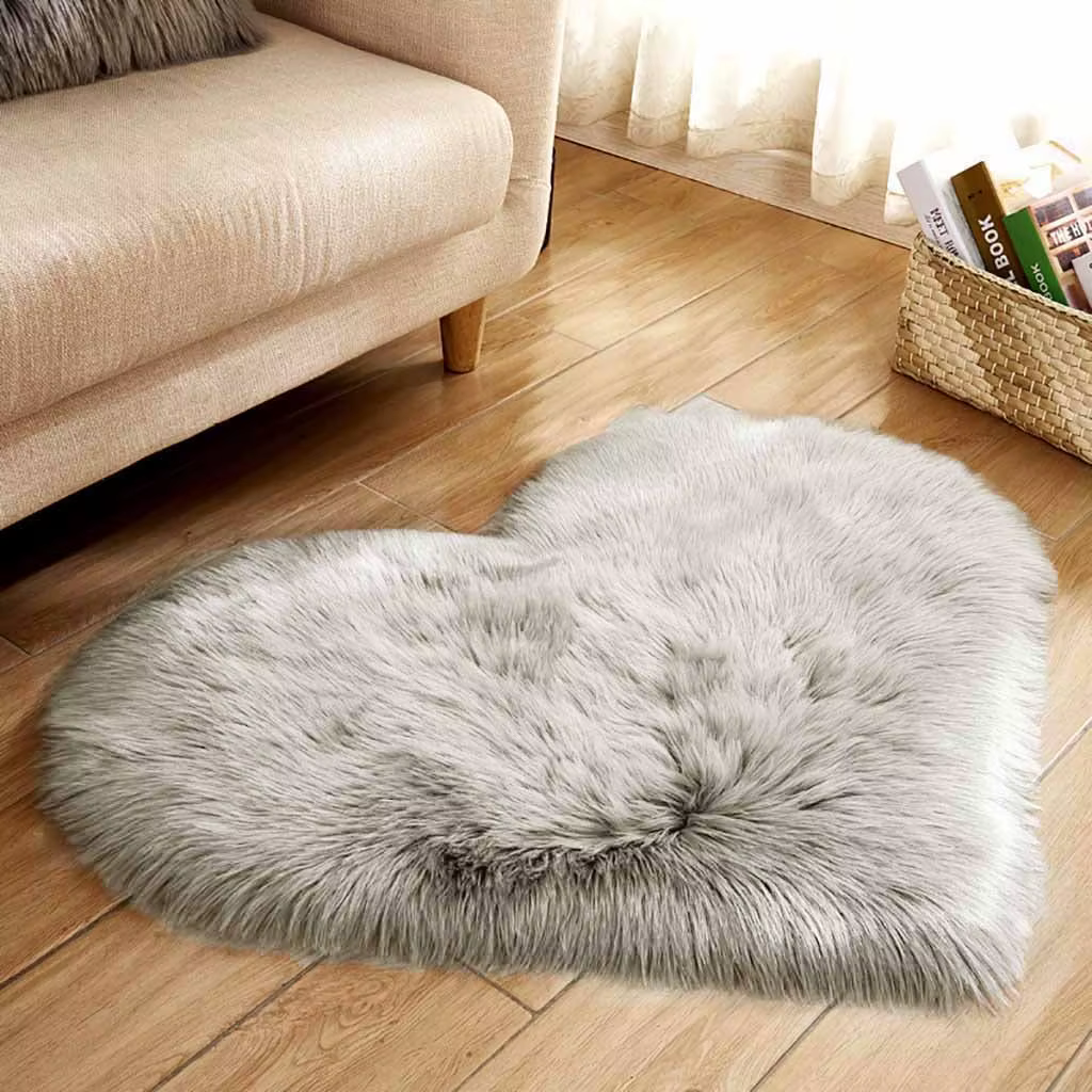 Tapis en fausse fourrure en forme de cœur pour chambre à coucher