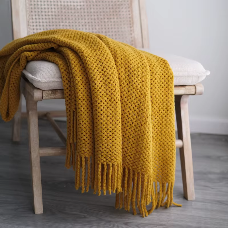 Plaids tricotés jaune moutarde pour canapé