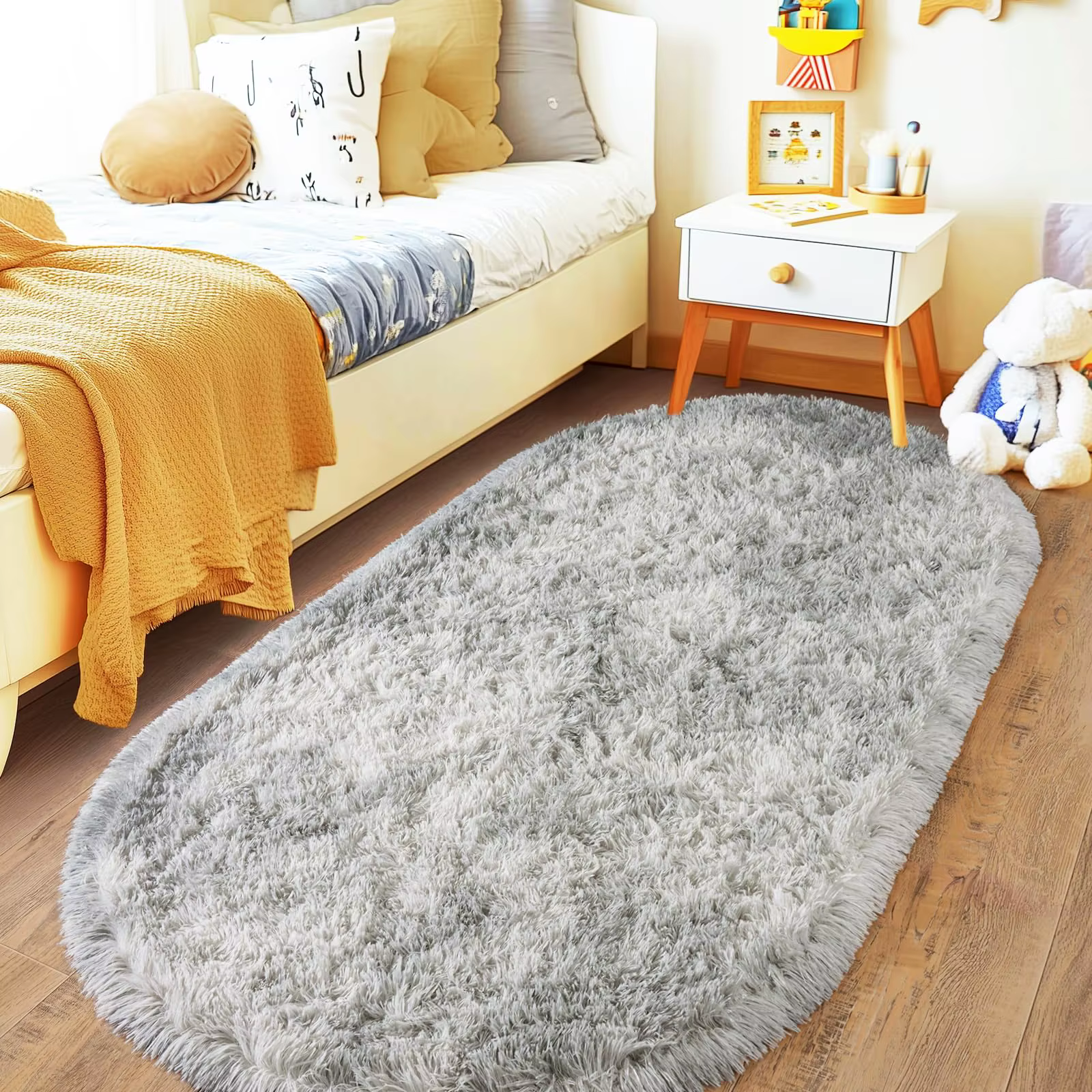 Tapis de chevet ovale en peluche gris clair