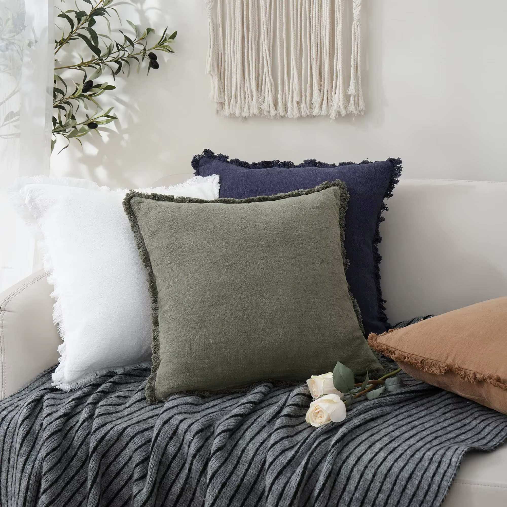 Housse de coussin lombaire décorative en lin vert olive avec franges et pompons