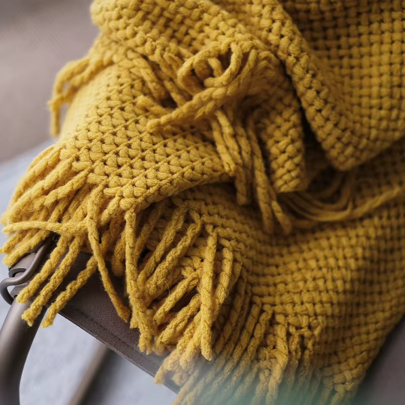 Plaids tricotés jaune moutarde pour canapé