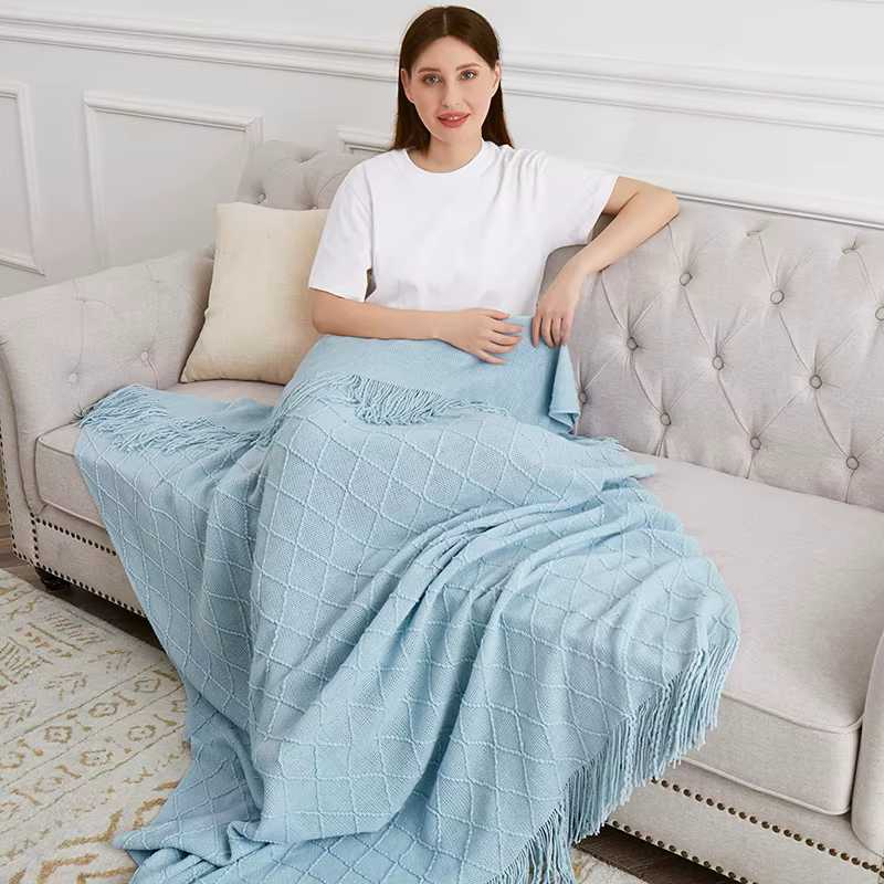Jeté en tricot bleu pour lits avec pompon, gris bleu uni, texture plaid, housse de canapé, décoration nordique pour la fin du lit, jeté doux pour la sieste