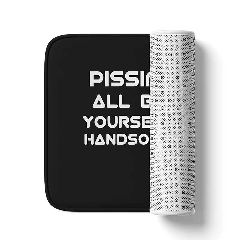 Tapis de salle de bain Gaslight Gatekeep Girlboss Pissing All By Bath Mat avec base antidérapante