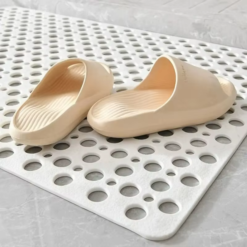 Tapis de bain avec trous de drainage
