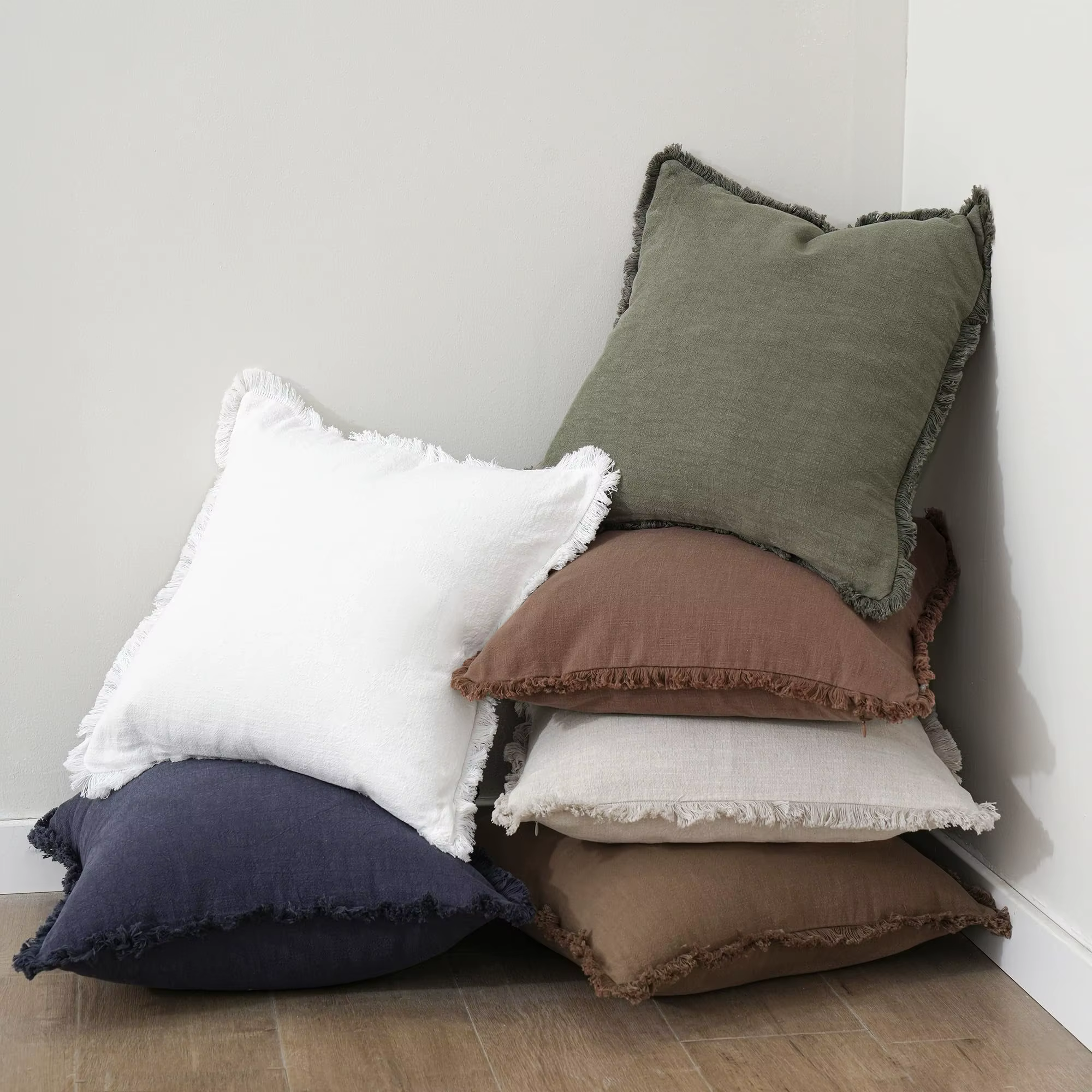 Housse de coussin lombaire décorative en lin vert olive avec franges et pompons