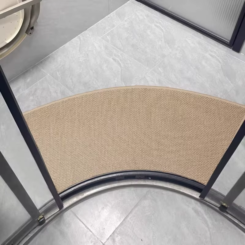 Tapis de bain incurvé en lin avec support en caoutchouc