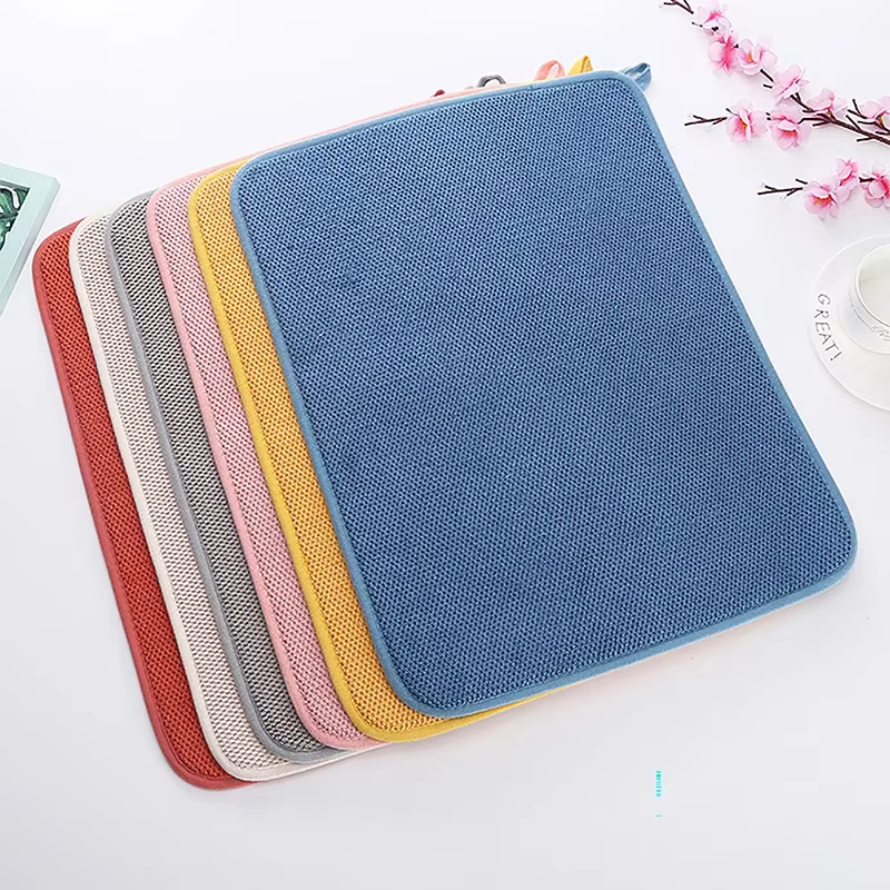Tapis de séchage de vaisselle dans l'armoire