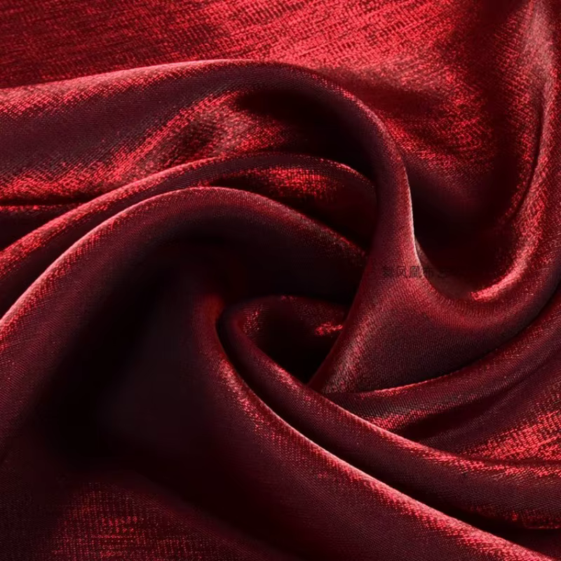 Bordeaux, satin de coton en soie glacée bicolore qui change de couleur