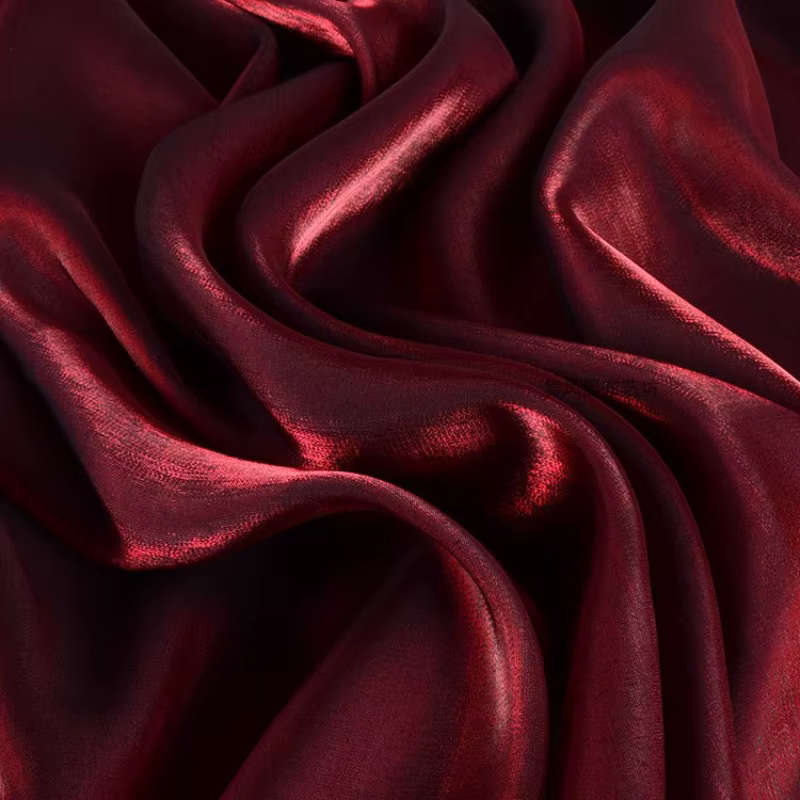Bordeaux, satin de coton en soie glacée bicolore qui change de couleur