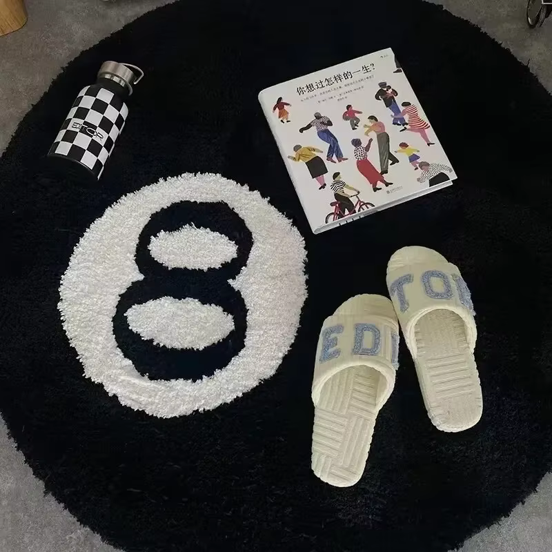 Tapis en peluche noir à 8 balles