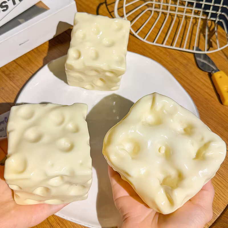 Balle anti-stress en plastique souple, faite à la main, en forme de fromage, à presser, à l'huile de noix de coco, non rebondissante, cadeaux de fête, souvenirs