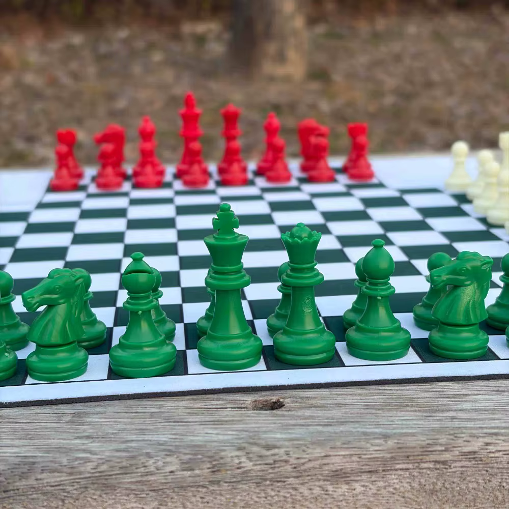 Jeu d'échecs pour 3-4 joueurs, comprenant un tapis d'échecs de 35 cm/13,78 pouces et 48/64 pièces d'échecs colorées, 3-4 couleurs différentes, 16 pièces par couleur.