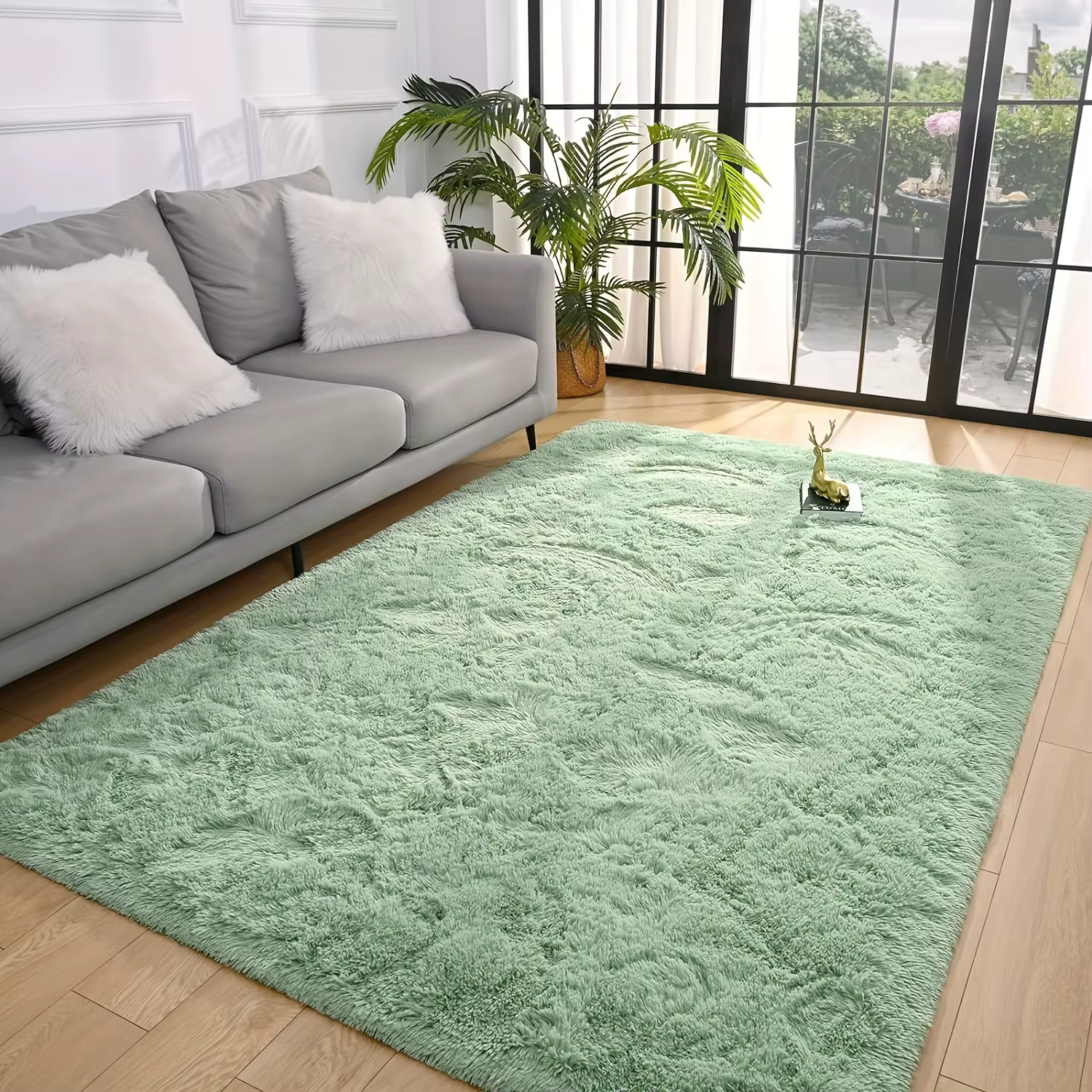 Un grand tapis moelleux adapté aux salons et aux chambres à coucher