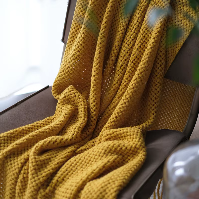 Plaids tricotés jaune moutarde pour canapé