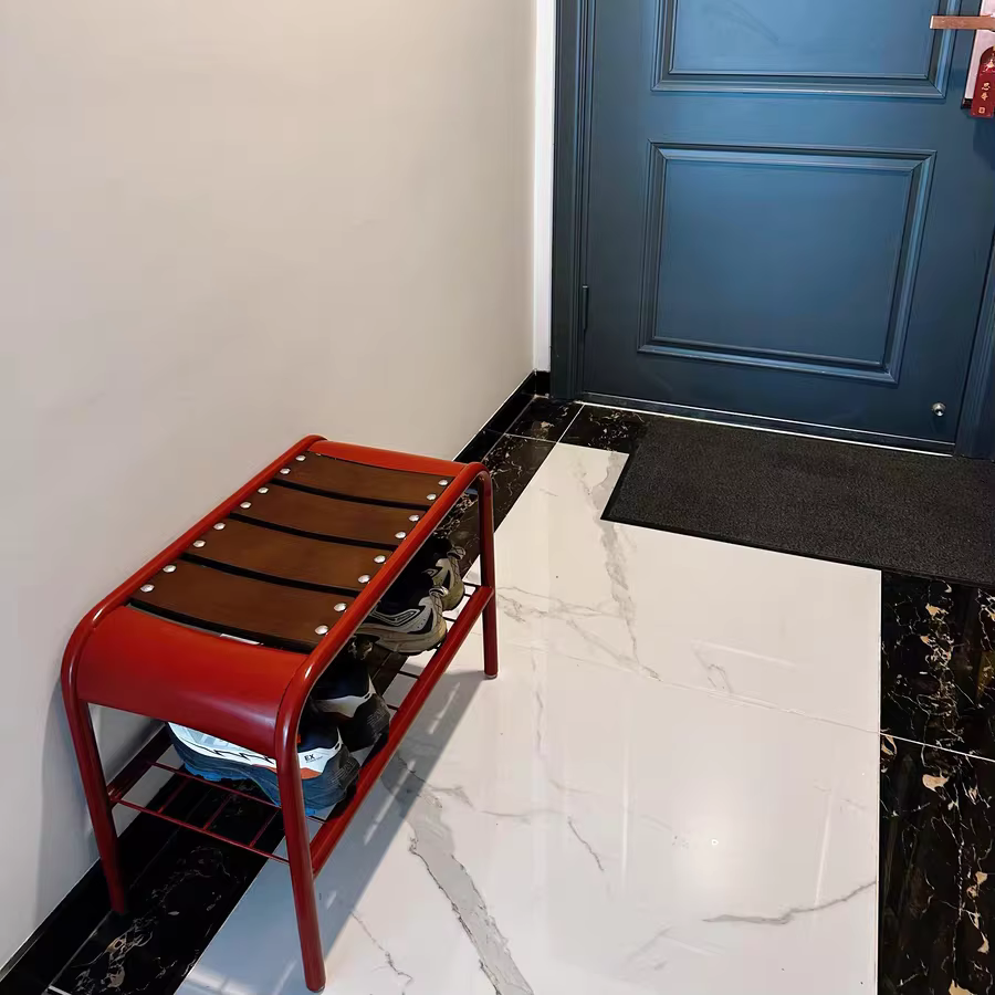 Tabouret en bois pour salon