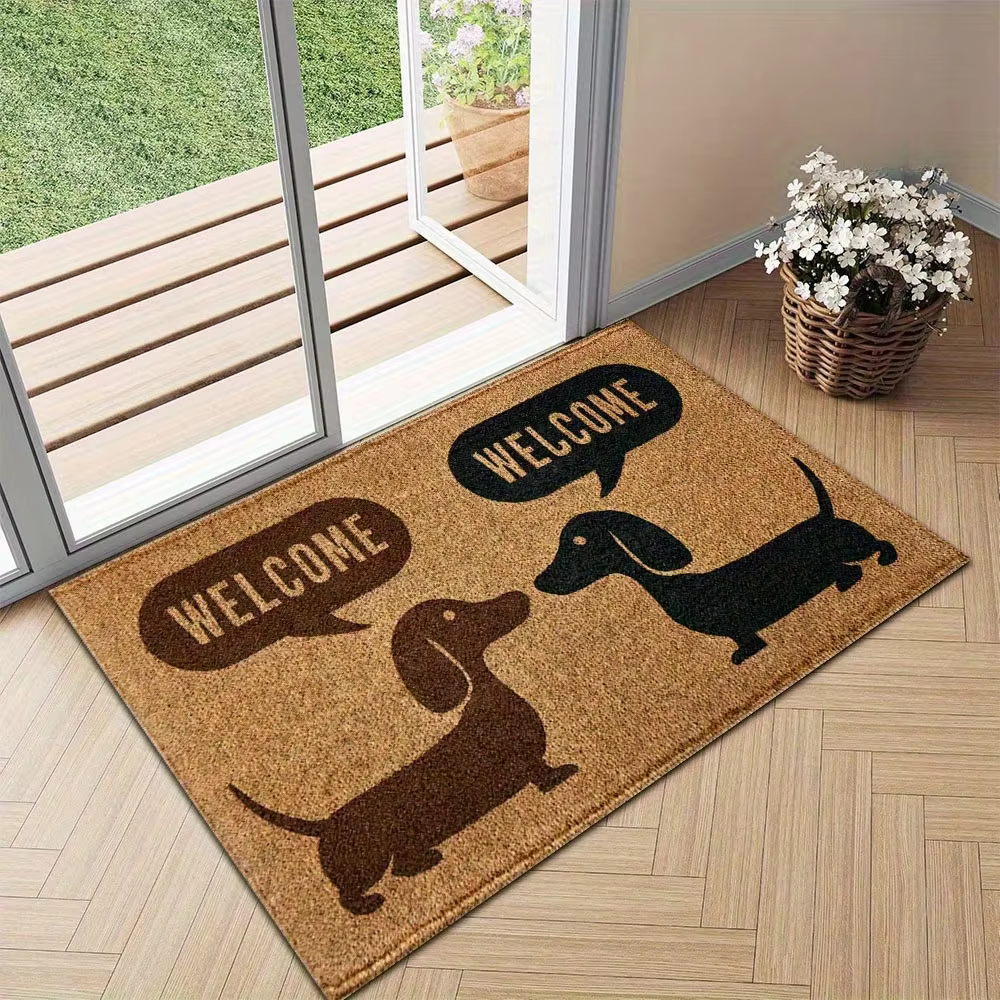 Un adorable tapis de bienvenue en forme de teckel brun ou noir