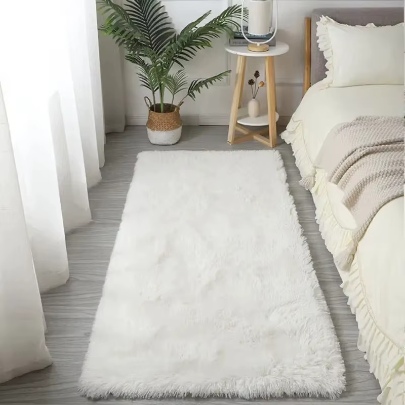Tapis shaggy minimaliste VIKAMA au toucher soyeux