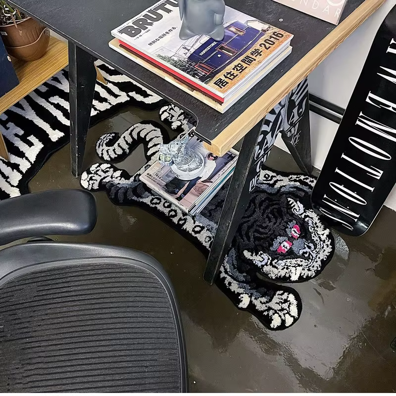 Grand tapis tibétain noir épais en forme de tigre