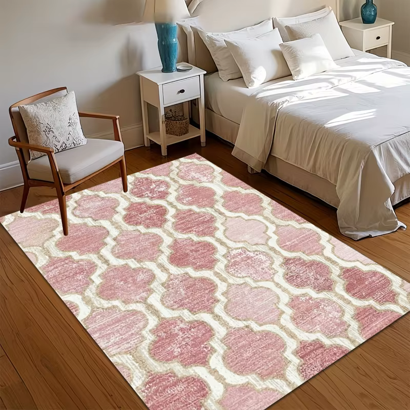 Tapis élégant rose poudré à motif quadrifoliaux avec finition vieillie