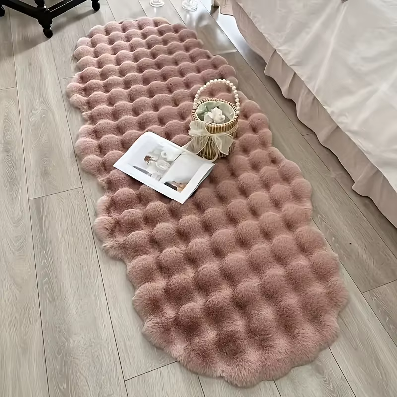 Un tapis de chambre à coucher blanc en peluche