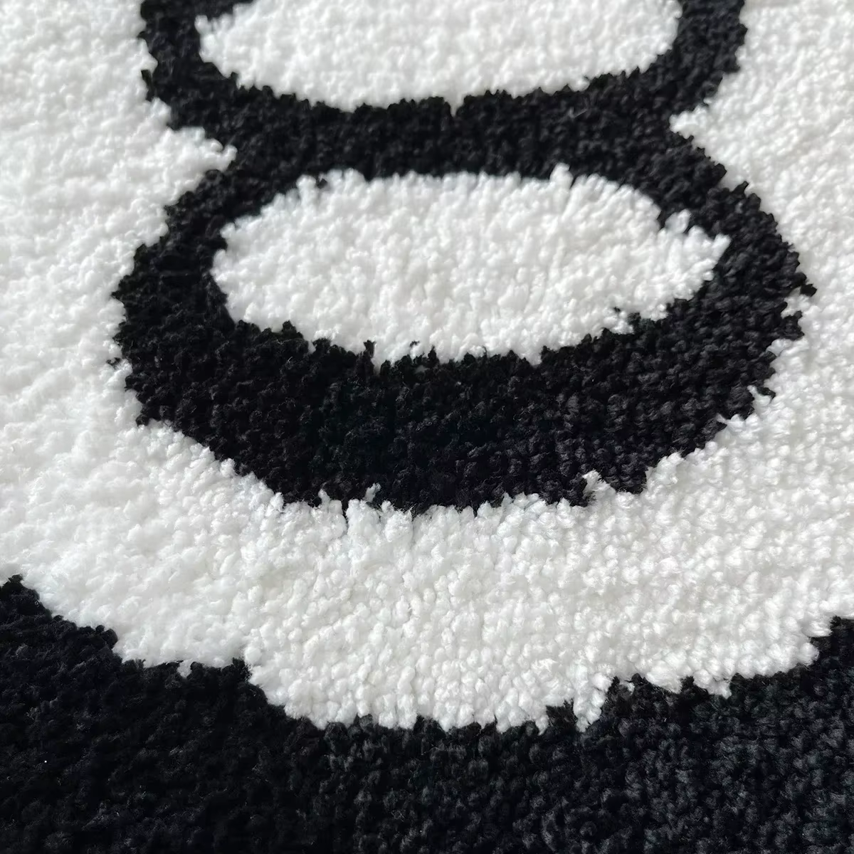 Tapis en peluche noir à 8 balles