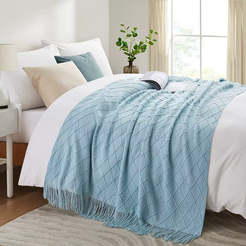 Jeté en tricot bleu pour lits avec pompon, gris bleu uni, texture plaid, housse de canapé, décoration nordique pour la fin du lit, jeté doux pour la sieste