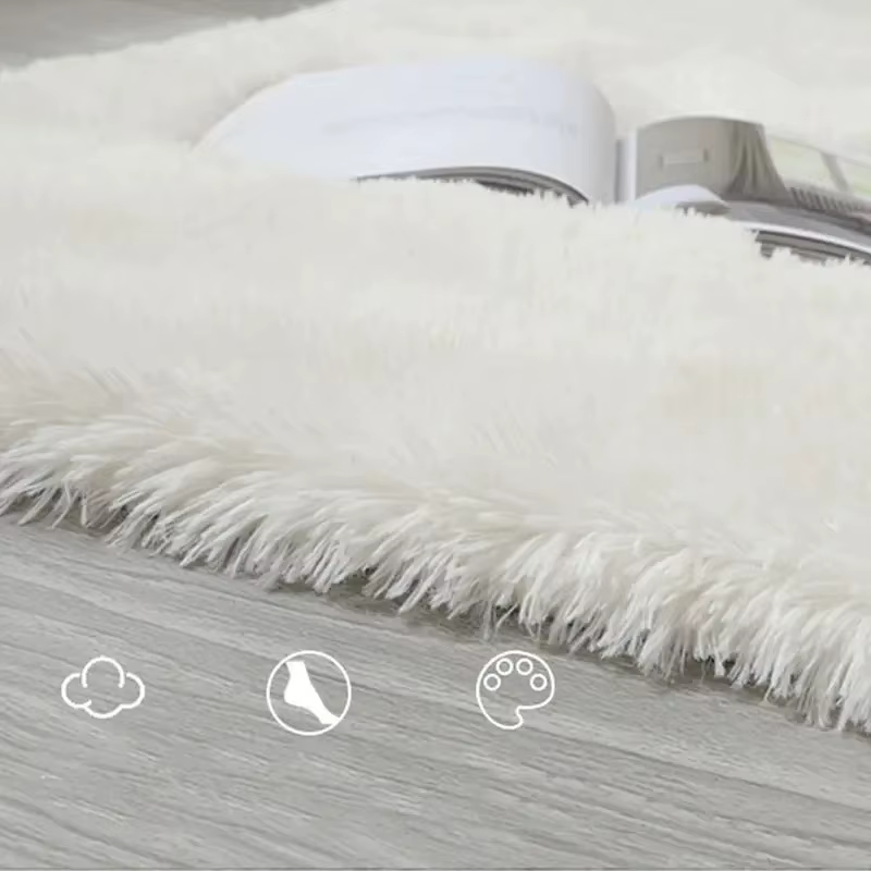 Tapis shaggy minimaliste VIKAMA au toucher soyeux
