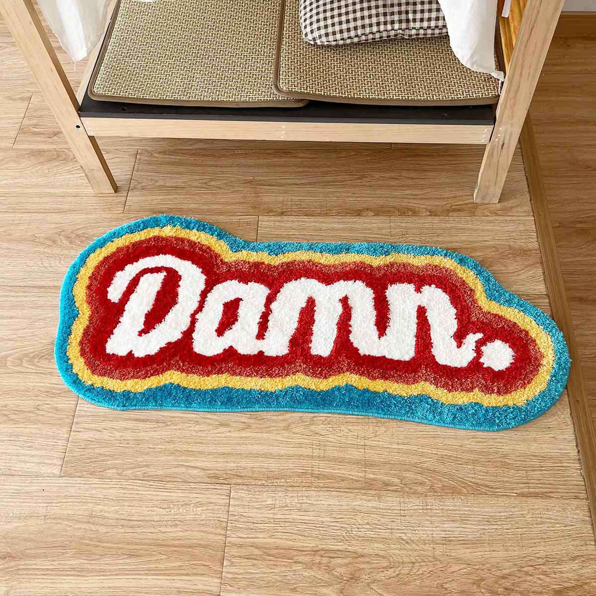 LAKEA – tapis de sol 100 fait à la main avec des éléments en lettres