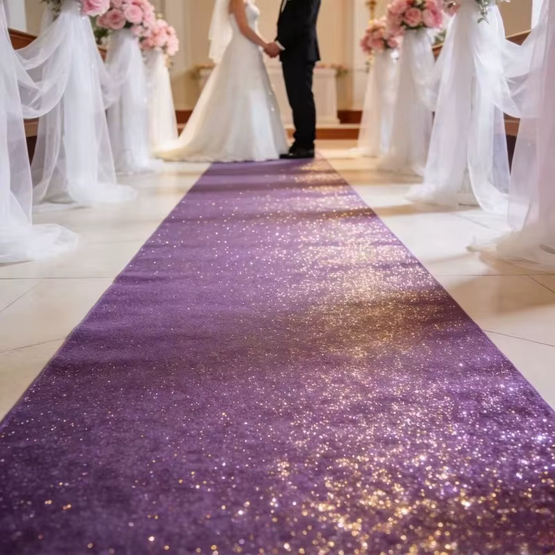 Les tapis violets sont utilisés pour décorer les allées de mariage