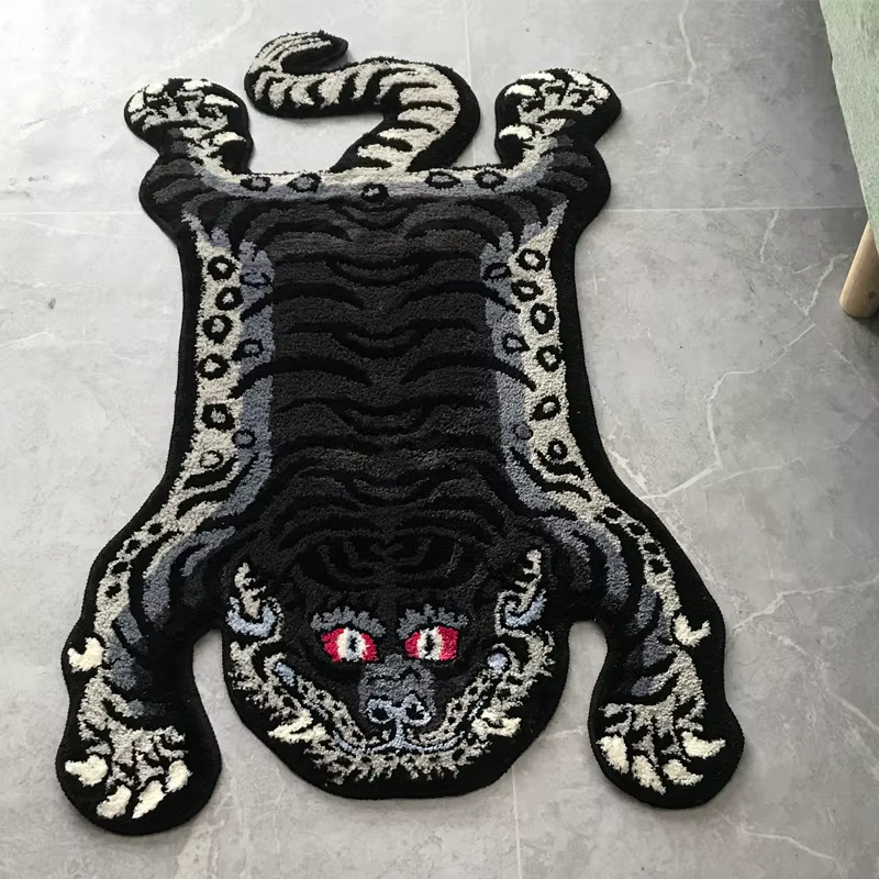 Grand tapis tibétain noir épais en forme de tigre