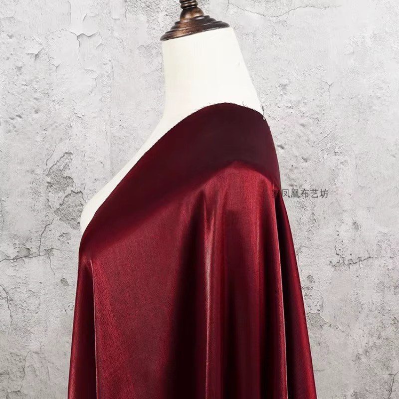 Bordeaux, satin de coton en soie glacée bicolore qui change de couleur