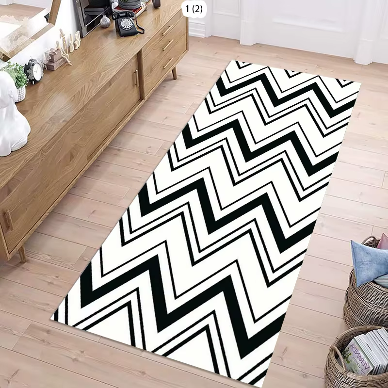 Tapis de couloir à motif chevrons noir et blanc