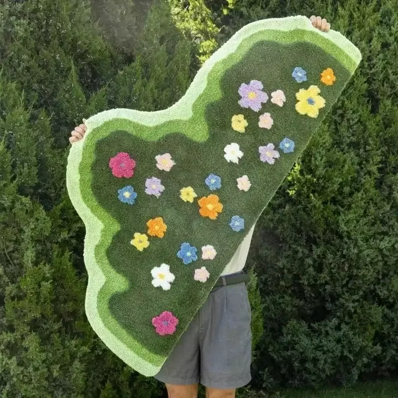 Tapis d'intérieur VIKAMA à motif floral vert irrégulier