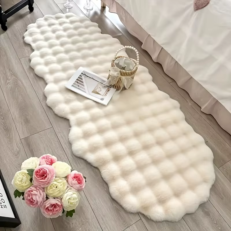 Un tapis de chambre à coucher blanc en peluche