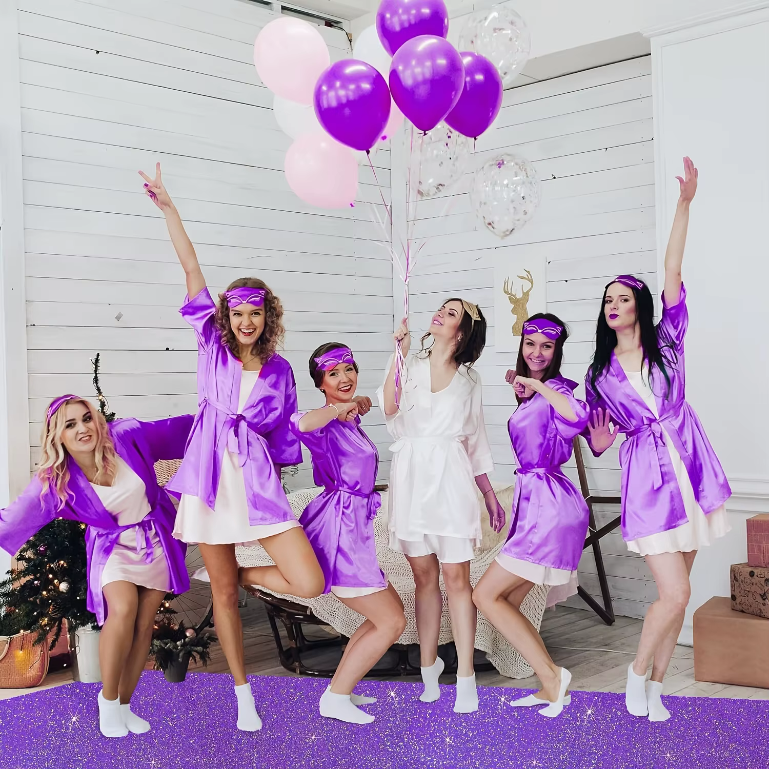 Les tapis violets sont utilisés pour décorer les allées de mariage