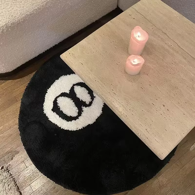 Tapis en peluche noir à 8 balles